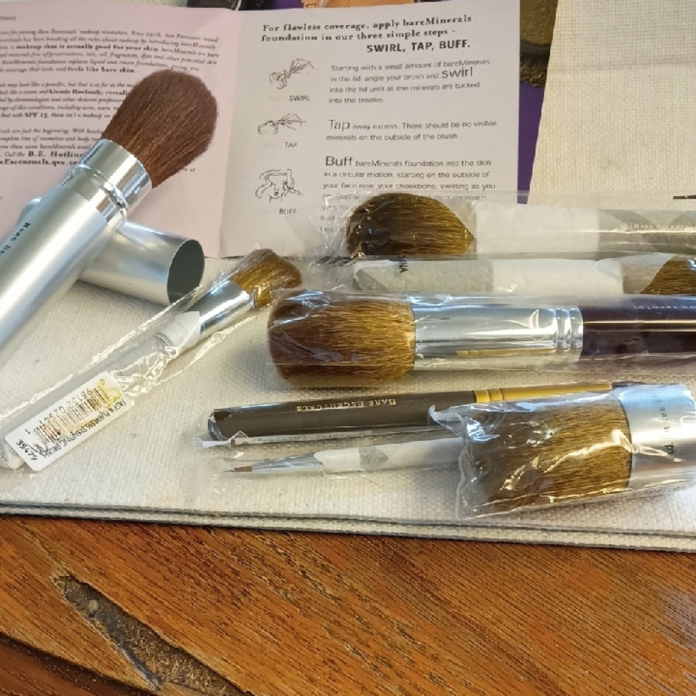 Bare Escentuals Brush Set with Brown Bristles and Silver Ferrules, 8 Pieces NWT